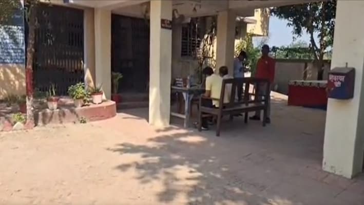 बरगद के पेड़ के नीचे दबोचा, झाड़ी में ले गए और फिर 3 युवकों ने किया 17 साल की लड़की का गैंगरेप, एक ने शूट किया वीडियो