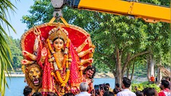 दिल्ली में मां दुर्गा की प्रतिमाओं का विसर्जन शुरू, श्रद्धालुओं की आंखें नम; आस्था कुंज पार्क में 300 से ज्यादा मूर्तियों के विसर्जन की तैयारी