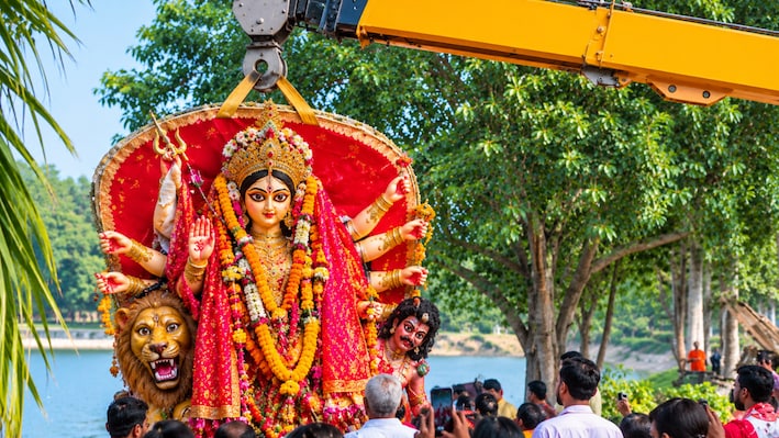 दिल्ली में मां दुर्गा की प्रतिमाओं का विसर्जन शुरू, श्रद्धालुओं की आंखें नम; आस्था कुंज पार्क में 300 से ज्यादा मूर्तियों के विसर्जन की तैयारी