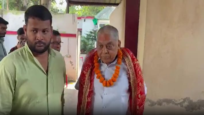 अस्पताल से घर लौटे नीरज कुमार, समर्थकों से कहा- मजबूती से डटे रहें, मां भगवती न्याय करेंगी