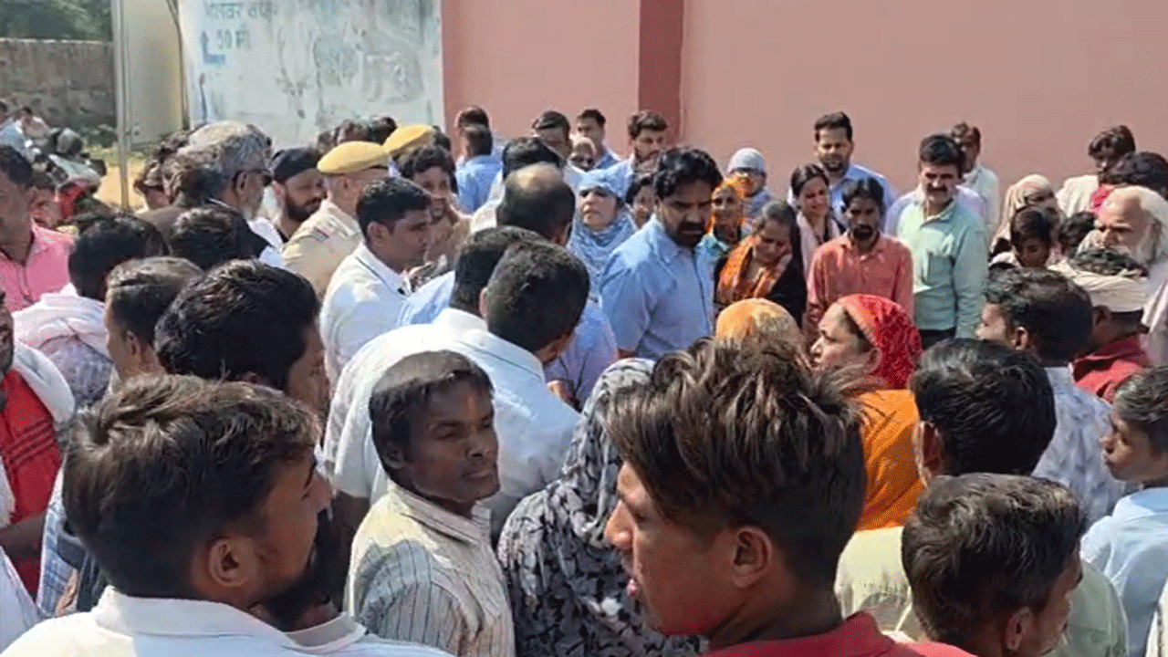 अलवर में रोडवेज बस का कहर: स्कूटी सवार सरकारी अध्यापिका की मौत, लोगों ने जयपुर रोड किया जाम अलवर में रोडवेज बस का कहर: स्कूटी सवार सरकारी अध्यापिका की मौत, लोगों ने जयपुर रोड किया जाम
