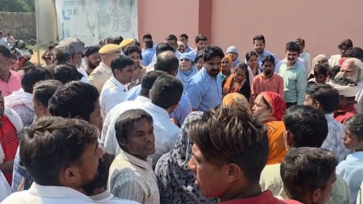 अलवर में रोडवेज बस का कहर: स्कूटी सवार सरकारी अध्यापिका की मौत, लोगों ने जयपुर रोड किया जाम