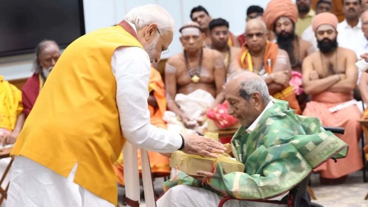 संसद भवन में 'स्वशासन' की स्थापना के लिए 'सेंगोल' देने वाले वुम्मिदी एथिराज का निधन, PM मोदी ने जताया गहरा शोक संसद भवन में 'स्वशासन' की स्थापना के लिए 'सेंगोल' देने वाले वुम्मिदी एथिराज का निधन, PM मोदी ने जताया गहरा शोक