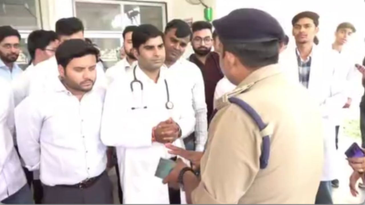 ग्वालियर में मेडिकल कॉलेज डीन को थप्पड़ मारने का मामला: डॉक्टरों में नाराजगी, 4 सूत्रीय मांगों को लेकर मोर्चा ग्वालियर में मेडिकल कॉलेज डीन को थप्पड़ मारने का मामला: डॉक्टरों में नाराजगी, 4 सूत्रीय मांगों को लेकर मोर्चा