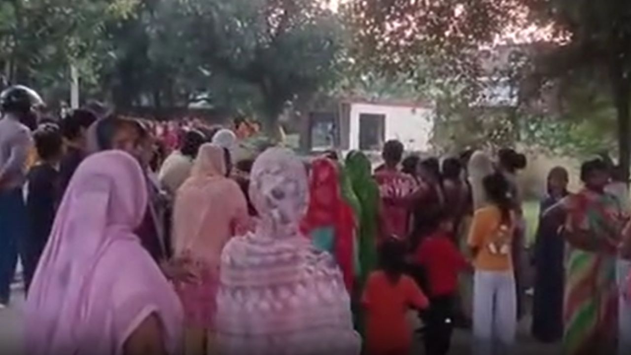 गोरखपुर में मूर्ति विसर्जन के दौरान बड़ा हादसा: हाईटेंशन करंट से 3 की मौत, 7 झुलसे गोरखपुर में मूर्ति विसर्जन के दौरान बड़ा हादसा: हाईटेंशन करंट से 3 की मौत, 7 झुलसे