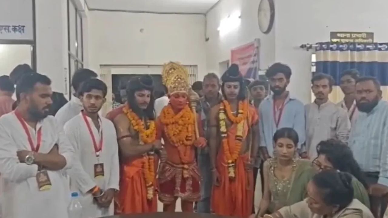 प्रभु श्रीराम-लक्ष्मण और हनुमान पहुंचे थाने! रावण दहन को लेकर दर्ज कराई FIR, जानिए पूरा मामला प्रभु श्रीराम-लक्ष्मण और हनुमान पहुंचे थाने! रावण दहन को लेकर दर्ज कराई FIR, जानिए पूरा मामला