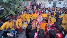 कश्मीर में कोलकाता जैसा माहौल! लाल चौक पर ढोल-नगाड़ों के साथ हुआ मां दुर्गा का विसर्जन, दिखा अद्भुत नजारा