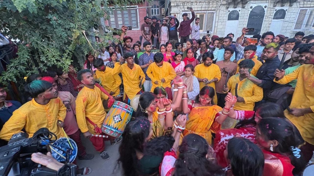 कश्मीर में कोलकाता जैसा माहौल! लाल चौक पर ढोल-नगाड़ों के साथ हुआ मां दुर्गा का विसर्जन, दिखा अद्भुत नजारा कश्मीर में कोलकाता जैसा माहौल! लाल चौक पर ढोल-नगाड़ों के साथ हुआ मां दुर्गा का विसर्जन, दिखा अद्भुत नजारा