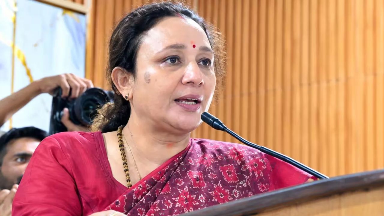 चुनाव से पहले फिर गरमाई सियासत: कांग्रेस ने चुनाव आयोग से किए सवाल, नए नाम जोड़ने के आरोप चुनाव से पहले फिर गरमाई सियासत: कांग्रेस ने चुनाव आयोग से किए सवाल, नए नाम जोड़ने के आरोप