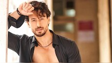 सोशल मीडिया पर टाइगर श्रॉफ का स्टेज वीडियो वायरल, क्या फायरिंग के बाद एक्टर ने किया परफॉर्म?