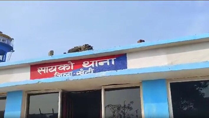 खूंटी में 6 बच्चियों को अगवा कर भाग रहे थे 5 युवक, ग्रामीणों ने सड़क पर घेरा तो नाबालिग को छोड़ हुए फरार