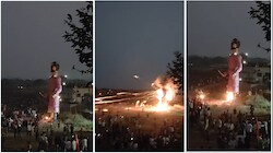 रावण दहन बना 'गोलमाल 3' का सीन: भीड़ की तरफ आने लगे पटाखे-रॉकेट, जान बचाकर भागे लोग; VIDEO वायरल