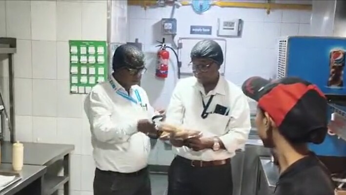 KFC और Pizza Hut जाने के शौकीन हैं, तो जरा संभल जाइए! पटना में फूड सेफ्टी की जांच में मिला 30 किलो बदबूदार पनीर और कीड़े वाला ब्रेड