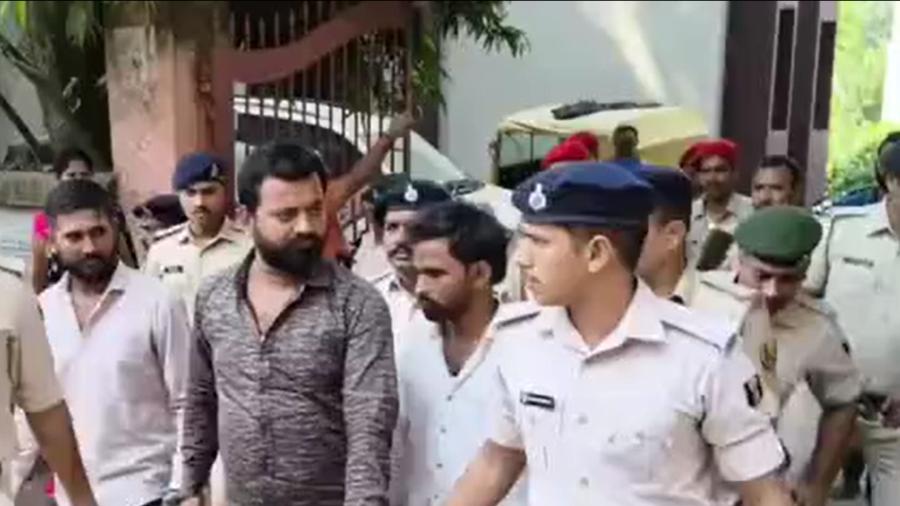 भोजपुर में पूर्व कस्टम अधिकारी हत्याकांड के आरोपियों का निकला 'गुंडा परेड', मुंह लटकाए कोर्ट पहुंचे अपराधी भोजपुर में पूर्व कस्टम अधिकारी हत्याकांड के आरोपियों का निकला 'गुंडा परेड', मुंह लटकाए कोर्ट पहुंचे अपराधी