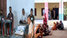 EVM की तकनीकी खराबी ने बिगाड़ा चुनाव का गणित: डूंगरपुर में घंटों लाइन में खड़े रहने को मजबूर हुए लोग