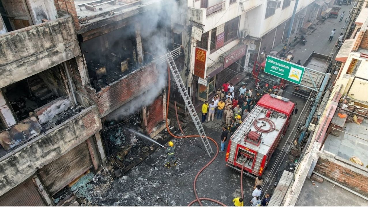 वाराणसी में भीषण आग: 3 KM दूर तक दिखाई दीं आग की लपटें, इलाके में हड़कंप वाराणसी में भीषण आग: 3 KM दूर तक दिखाई दीं आग की लपटें, इलाके में हड़कंप