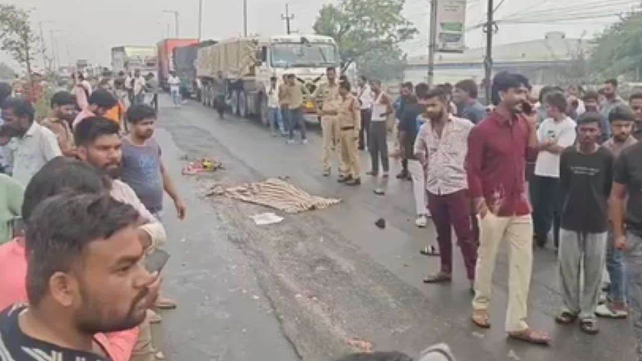 तेज रफ्तार ट्रॉले ने बाइक को मारी टक्कर, 3 स्कूली बच्चों की मौत, दो सगे भाई भी शामिल तेज रफ्तार ट्रॉले ने बाइक को मारी टक्कर, 3 स्कूली बच्चों की मौत, दो सगे भाई भी शामिल