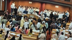 Delhi MCD सदन में हंगामा: मेयर के पोडियम पर चढ़े AAP पार्षद, माइक तोड़ने और कागज फेंकने के आरोप