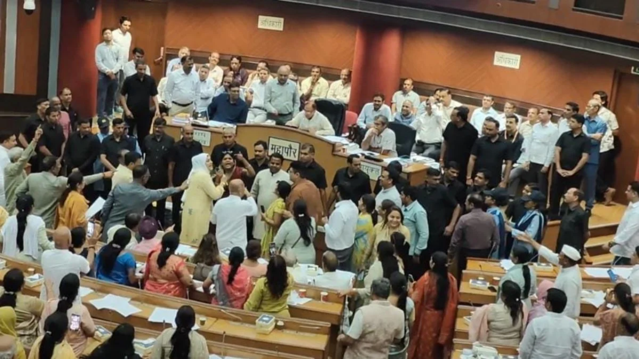 Delhi MCD सदन में हंगामा: मेयर के पोडियम पर चढ़े AAP पार्षद, माइक तोड़ने और कागज फेंकने के आरोप Delhi MCD सदन में हंगामा: मेयर के पोडियम पर चढ़े AAP पार्षद, माइक तोड़ने और कागज फेंकने के आरोप