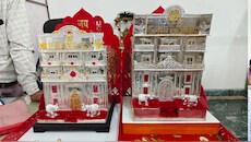 नया बिजनेस शुरू होते ही सांवलियाजी पहुंचे कारोबारी: भगवान के चरणों में अर्पित कर दिए लाखों के चांदी के 'शोरूम'