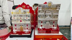 नया बिजनेस शुरू होते ही सांवलियाजी पहुंचे कारोबारी: भगवान के चरणों में अर्पित कर दिए लाखों के चांदी के 'शोरूम'