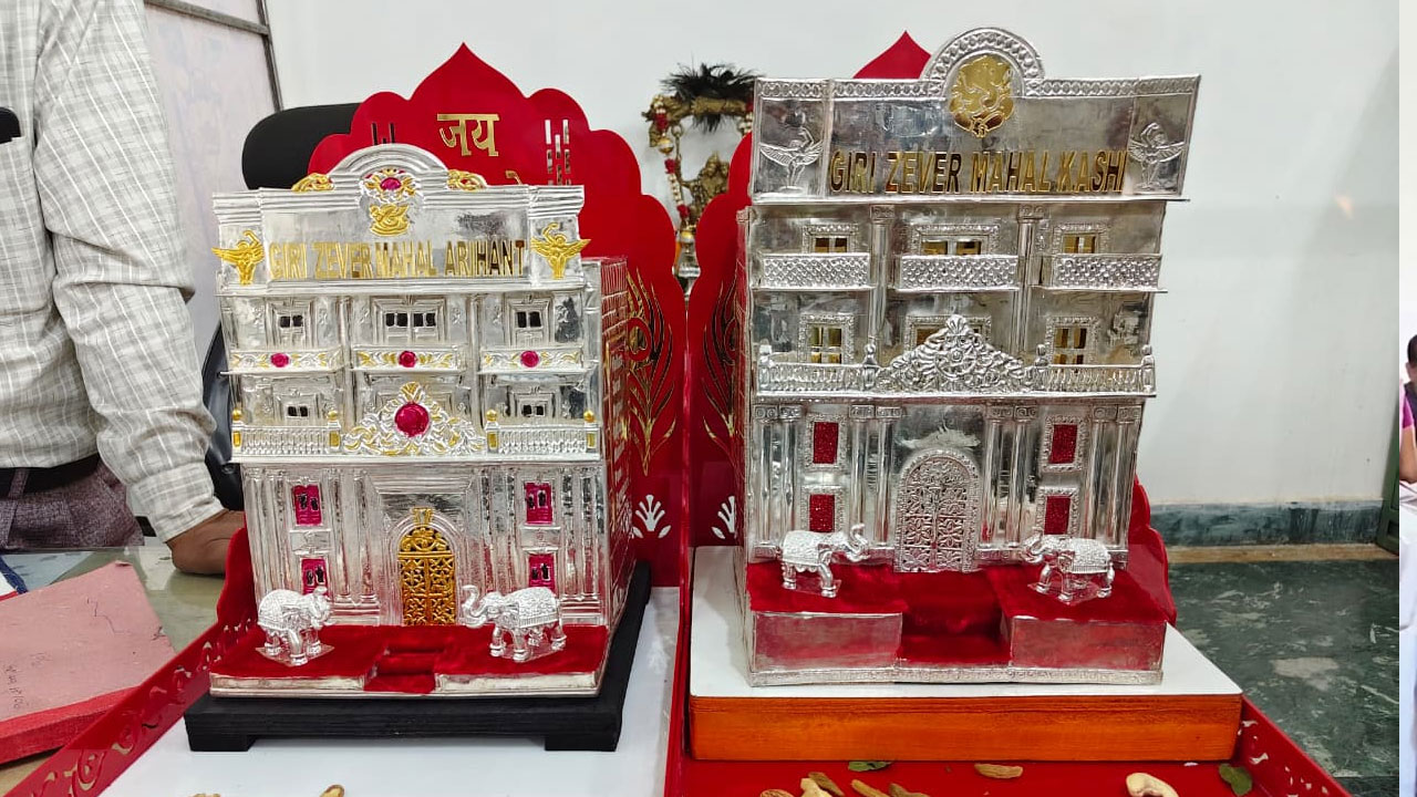 नया बिजनेस शुरू होते ही सांवलियाजी पहुंचे कारोबारी: भगवान के चरणों में अर्पित कर दिए लाखों के चांदी के 'शोरूम' नया बिजनेस शुरू होते ही सांवलियाजी पहुंचे कारोबारी: भगवान के चरणों में अर्पित कर दिए लाखों के चांदी के 'शोरूम'