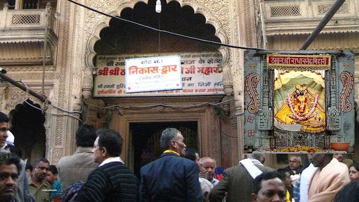 शरद पूर्णिमा पर रास मुद्रा में दर्शन देंगे बांके बिहारी, जानिए सोलह कलाओं से परिपूर्ण चंद्रमा और महारास से क्या है इसका संबंध?