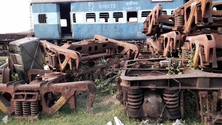 इंजन और खराब पैसेंजर कोच बेचकर रेलवे को हुई बंपर कमाई, 5000 मीट्रिक टन कबाड़ में क्या-क्या शामिल?