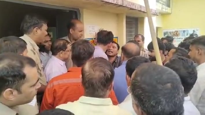कासगंज MLC चुनाव में बवाल: 'सपा का बूथ लूटने वाला तांडव अब नहीं चलेगा', पटियाली बूथ पर भिड़े BJP-SP कार्यकर्ता