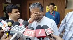आगरा MLC चुनाव में महासंग्राम: कैमरे पर फूट-फूट कर रोए सपा प्रत्याशी, बोले-कबूल करूंगा इस्लाम
