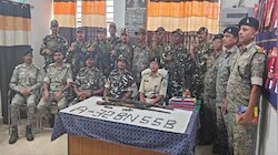 बोल्ट एक्शन राइफल, 9 MM पिस्टल मैगजीन, 28 कारतूस, लातेहार में मिला हथियारों का जखीरा, SSB भी हैरान
