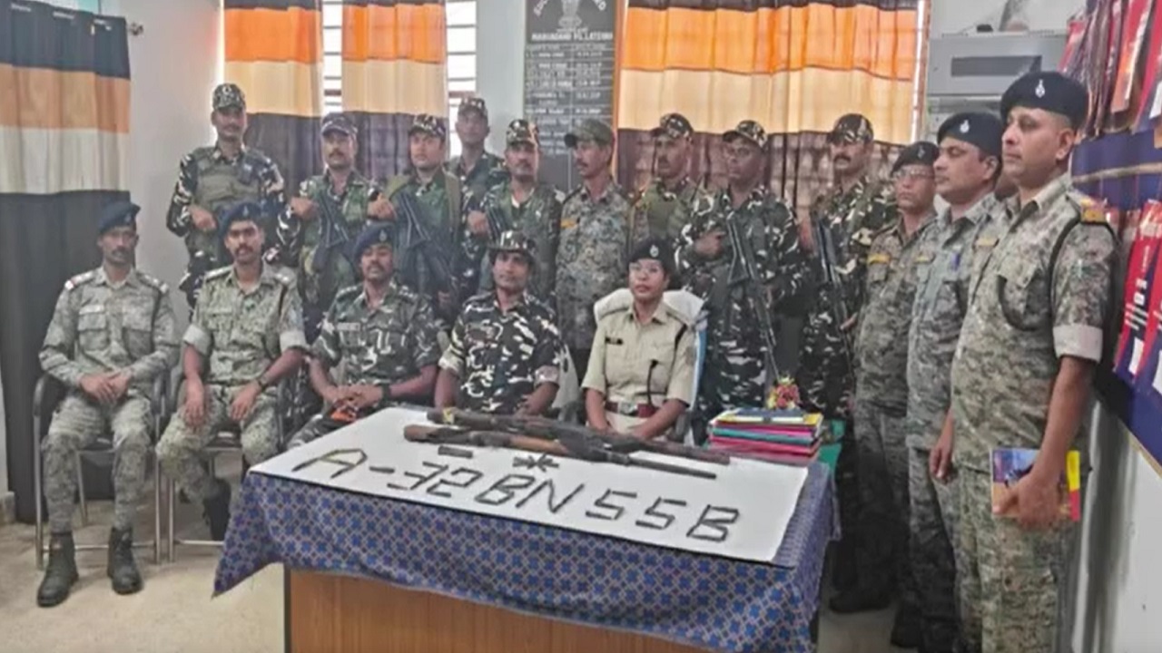 बोल्ट एक्शन राइफल, 9 MM पिस्टल मैगजीन, 28 कारतूस, लातेहार में मिला हथियारों का जखीरा, SSB भी हैरान बोल्ट एक्शन राइफल, 9 MM पिस्टल मैगजीन, 28 कारतूस, लातेहार में मिला हथियारों का जखीरा, SSB भी हैरान