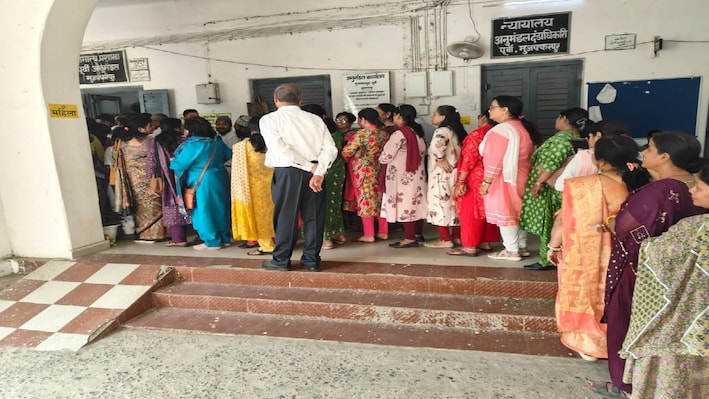 वोट डालने में शिक्षकों ने स्नातकों को पछाड़ा: बिहार विधान परिषद की 8 सीटों पर मतदान संपन्न, 27 अक्टूबर को आएगा रिजल्ट