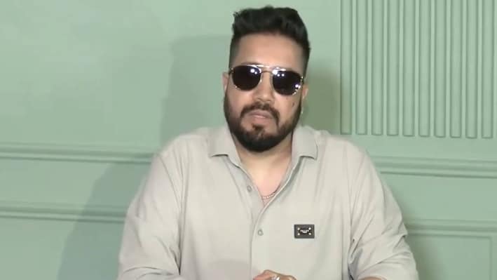 दलेर मेहंदी कंट्रोवर्सी पर बोले मीका सिंह, 'मुझे भी कभी इस तरह नहीं डांटा गया,' बॉलीवुड और पंजाब के लोगों को कहा शुक्रिया