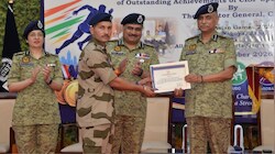 जामा मस्जिद मेट्रो पर मुस्तैदी दिखाने वाले CISF जवान को DG ने किया सम्मानित, संदिग्ध को फिल्मी स्टाइल में दबोचा था
