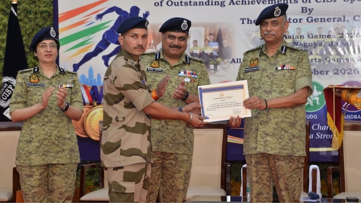 जामा मस्जिद मेट्रो पर मुस्तैदी दिखाने वाले CISF जवान को DG ने किया सम्मानित, संदिग्ध को फिल्मी स्टाइल में दबोचा था