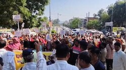 सीधी में कथित धर्मांतरण के खिलाफ विरोध प्रदर्शन: धर्मरक्षा समिति ने खोला मोर्चा, कलेक्ट्रेट पहुंचकर सौंपा ज्ञापन