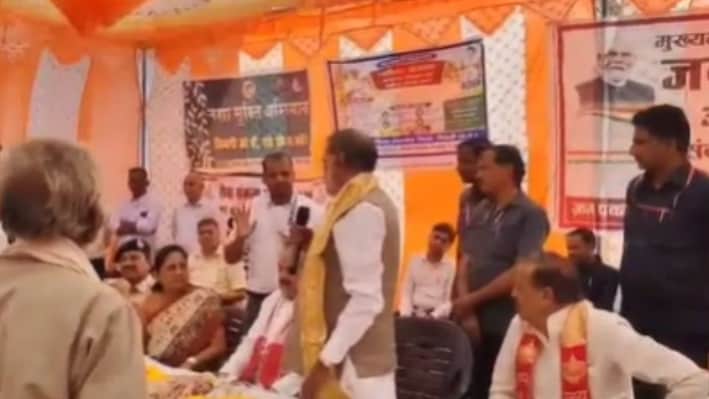 'गरीब को परेशान किया तो नौकरी के लायक नहीं रहोगे', मंत्री ने मंच से अफसरों को लगाई फटकार, SDM से किए सवाल-जवाब