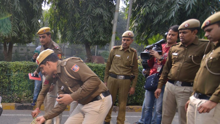 गाजियाबाद में पुलिस का एक्शन, दो बदमाशों के पैर में लगी गोली, तमंचे बरामद