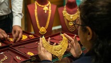 ₹34000 फिसलने के बाद भी नहीं संभल रहा सोना, चांदी की कीमत हुई आधी...क्या खरीदारी का है बेस्ट टाइम ?