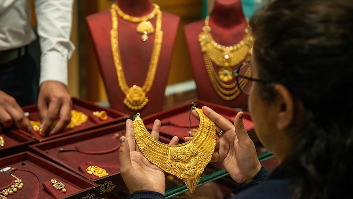 ₹34000 फिसलने के बाद भी नहीं संभल रहा सोना, चांदी की कीमत हुई आधी...क्या खरीदारी का है बेस्ट टाइम ?