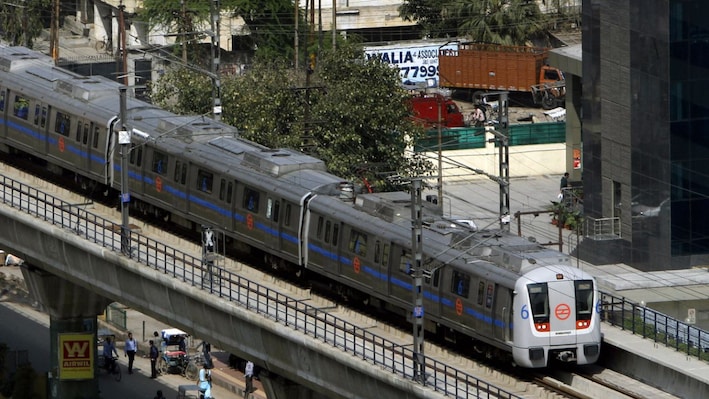 दिल्ली मेट्रो में उठे सरकार पर सवाल, पुलिस ने दर्ज की FIR, क्या है मामला?