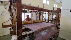 70 साल पुराना हुनर...देशभर में भारी डिमांड, फिर भी छुईखदान के बुनकरों से दूर क्यों हो रही नई पीढ़ी?