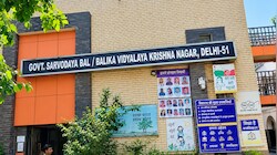 दिल्ली: स्कूल में गार्ड रूम के पीछे मिला छात्रा का जला हुआ शव… बैग में मिला संदिग्ध सामान और 3 पेज का नोट