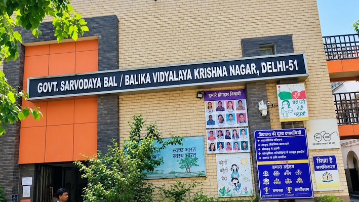 दिल्ली: स्कूल में गार्ड रूम के पीछे मिला छात्रा का जला हुआ शव… बैग में मिला संदिग्ध सामान और 3 पेज का नोट