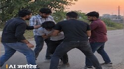 आशिकी की दर्दनाक सजा: बैंगलोर से लौटे युवक को पीटा, प्रेमिका के परिजनों ने चाकू से हमला कर गांव में घुमाया नंगा