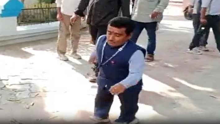 कद 42 इंच, पर हौसला बुलंद: बेगूसराय के प्रोफेसर गौतम ने वोट डालकर पेश की लोकतंत्र की मिसाल, जज्बे को लोग कर रहे सलाम