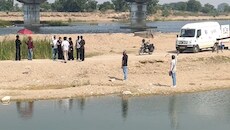 टोंक में 'आश्रम 4' की शूटिंग: बनास नदी में युवती के कूदने का सीन देखने उमड़ी भीड़