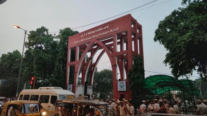 जामिया में छात्रों-शिक्षकों के बीच धक्का-मुक्की... प्रशासन ने लिया बड़ा फैसला, क्लास होगी ऑनलाइन; कैंपस आने पर रोक