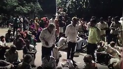 अलवर में मतदान के दौरान हंगामा: सरपंच प्रत्याशी की मां से मारपीट का आरोप, दोबारा वोटिंग की मांग